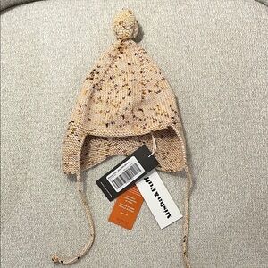 Misha and puff pointy baby hat